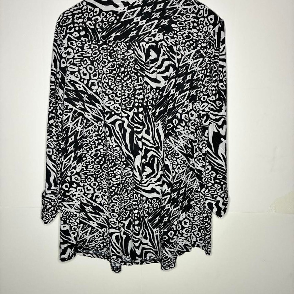 New Directions black & white abstract pattern polyester & spandex blouse - Picture 2 of 3